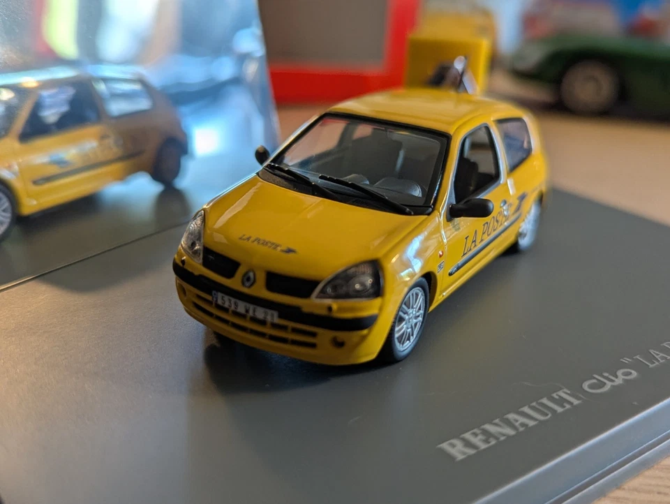 Renault Clio II "LA POSTE" Universal Hobbies 1:43 Voiture miniature - Photo 3/4