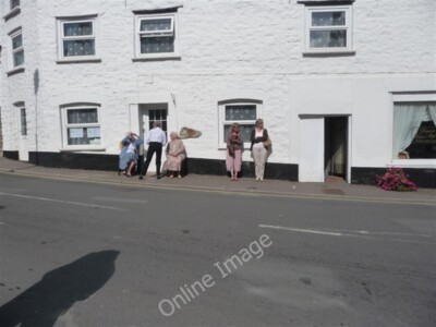 Foto 6x4 Bampton: Back Street & Houses Bampton\/SS9522 A crowd gatherin c2009