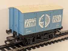 Hornby R013 Fine Fish Van – E81010 – OO Gauge