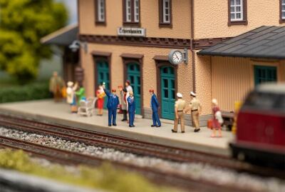 Eisenbahnpersonal mit Wachpfeife Soundeffekt Faller 180237