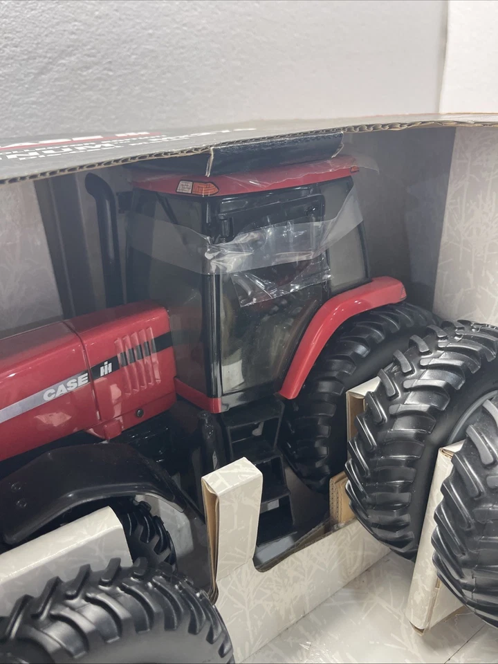 Case/IH MX270 Magnum Tractor Collector Edition w Triples NIB 1/16 Scale by Ertl - Image 3 of 4