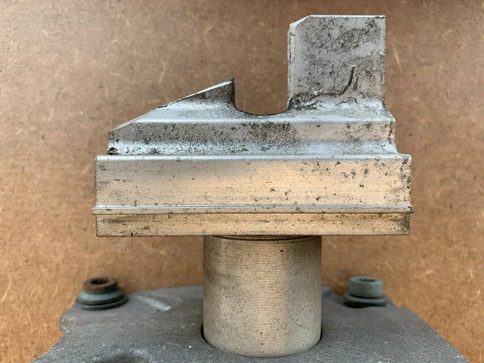 2004-2010 AUDI A8 QUATTRO PARA-CHOQUE TRASEIRO ESQUERDO AMORTECEDOR SUPORTE DE MONTAGEM BUFFER - Imagem 3 de 4