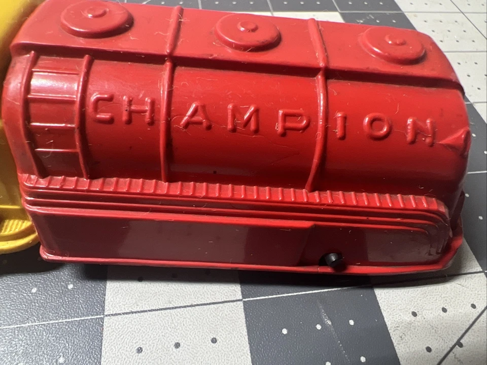 Camión cisterna de combustible GMC de la década de 1950 con cabina sobre motor COE hecho en EE. UU. Foto 2 de 4