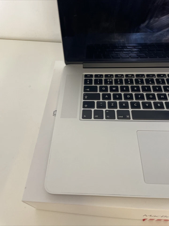 Apple Retina MacBook Pro - 2015 - 17” Display - i7 2.2GHz - 512GB PARTS ONLY - Image 2 of 4