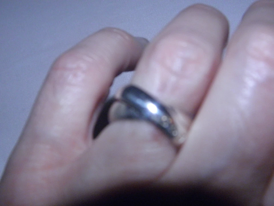 ANILLO RODANTE DE DISEÑO CRUZADO POR "GUESS" MONTURA DE PLATA NUEVO SE ADAPTA A 6 1/2 a 7 Foto 4 de 4