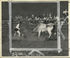 Foto de prensa 1964 "Matador Sassie" realiza corrida de toros para la multitud en un rodeo