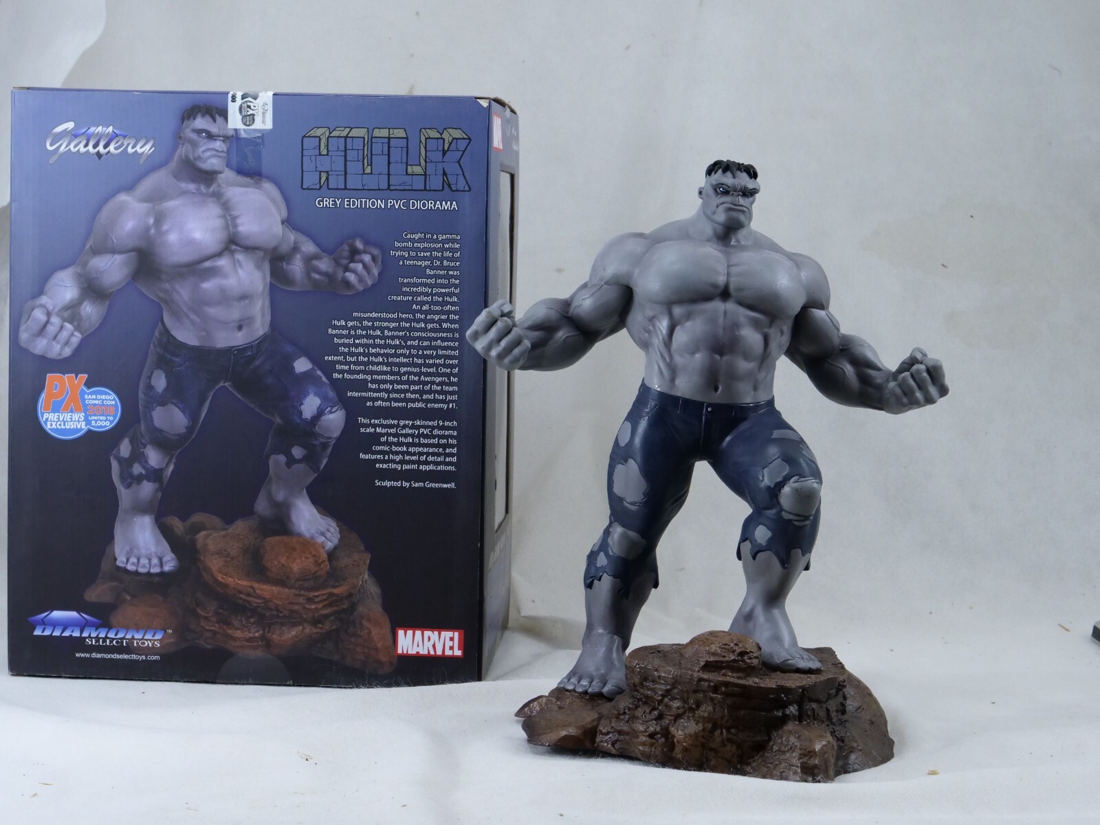 hulk grey edition pvc diorama