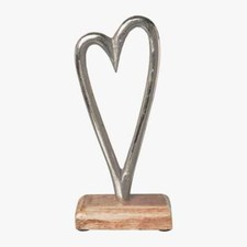 ALUMINIUMHERZ auf HOLZBASE. 18cm. Metall Deko Herz mit Holzsockel. Herzen silber