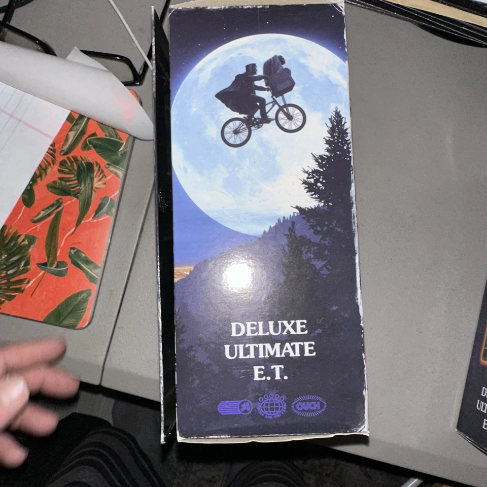 NECA E.T. 40 Aniversario Deluxe Ultimate E.T. "Figura de acción con cofre LED 7""" Foto 2 de 4