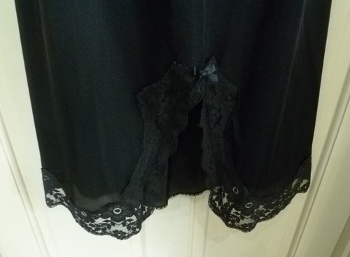 VINTAGE STYLE PRETTY BLACK SILKY NYLON LONG HALF SLIP PRETTY LACE SIZE 26-28 - Bild 2 von 6