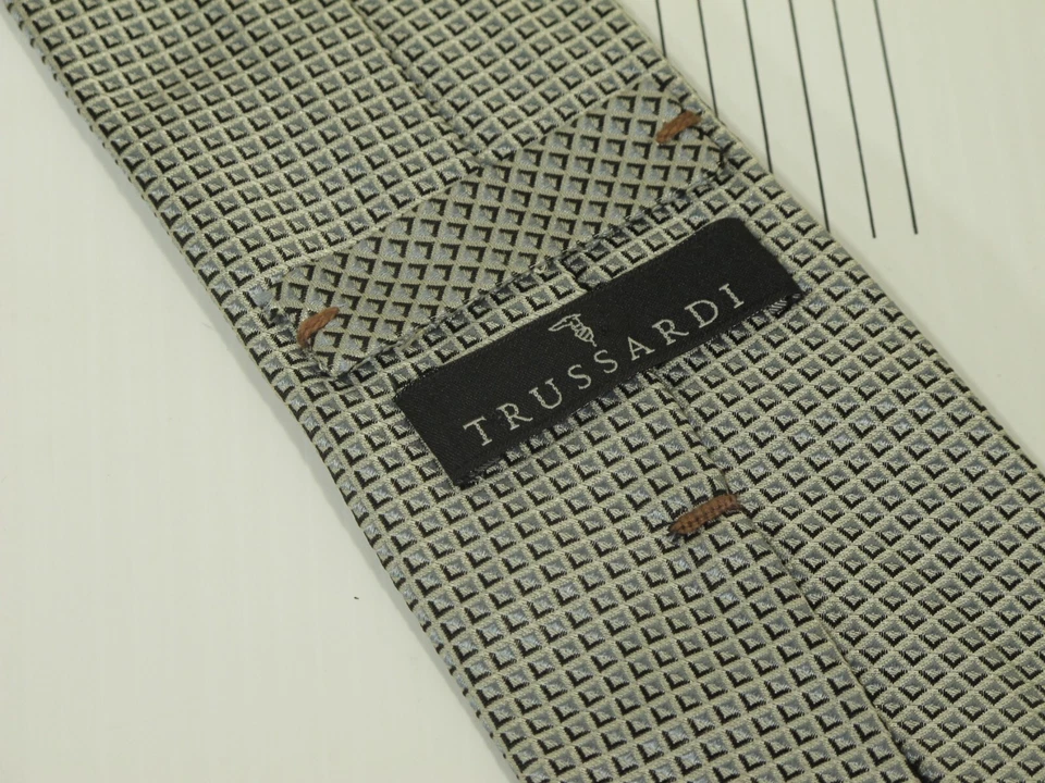 Gravata Trussardi sete dobras prata cinza mini xadrez feita à mão na Itália 57 x 3 5/8 - Imagem 4 de 4