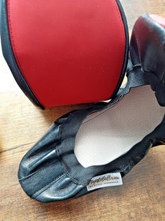 MajestiBallerina Sylvia slippers gym shoes black patent used red rubber