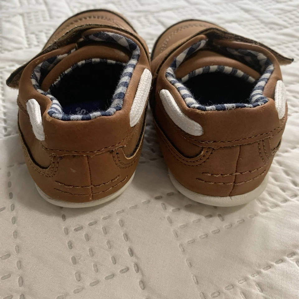 Zapatos de barco de gamuza tostados Carter’s para niños pequeños azul marino bordado ancla talla 4 1/2 Foto 2 de 4