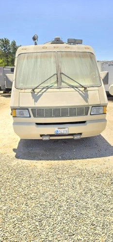 1990 Winnerbago Elandan Rv, Off White with Light Blue Stripes