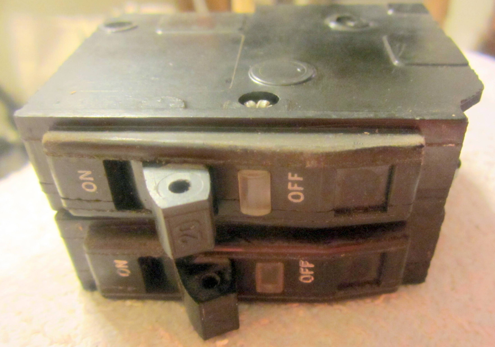 2 in lot, Square D QO120 1 Pole 20 Amp 120/240V Circuit Breaker  Type QO