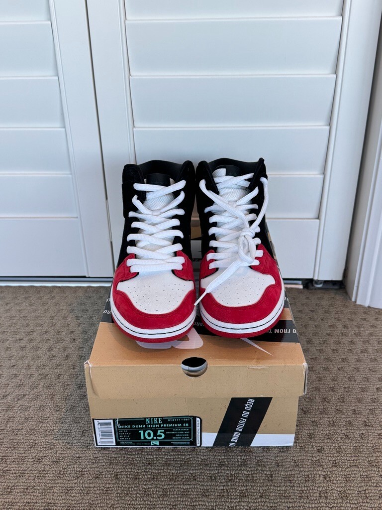 Size 10.5 - Nike SB Dunk High “Uprise Skateshop” Skate shoe, Red Black Sneaker!