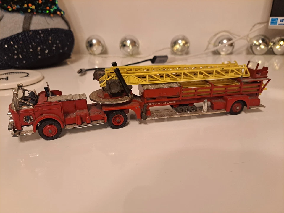 Corgi Major Toys 1153 - American La France Aerial Rescue Tractor Fire Truck.  - Image 3 of 4