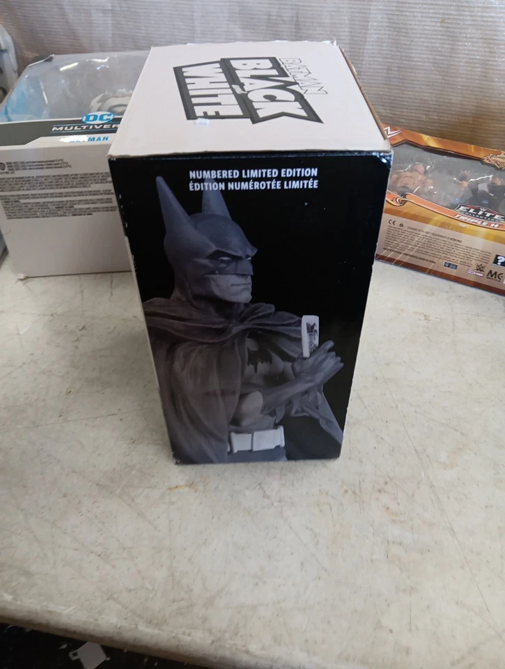 Черно-белая статуэтка Брайана Болланда из источника DC Direct Batman - Изображение 4 из 4