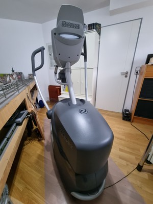Octane Q37xi Crosstrainer / Ellipsentrainer - 3 Jahre alt - Brustgurt