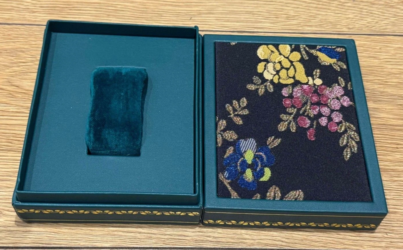 Véritable boîte de présentation montre femme Gucci tapisserie verte originale 2024