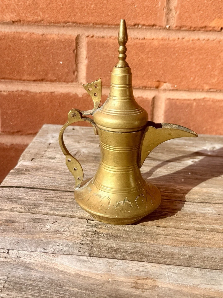 "Antigua cafetera Dallah de latón de Oriente Medio árabe islámico con fondo firmado 6""" Foto 3 de 4