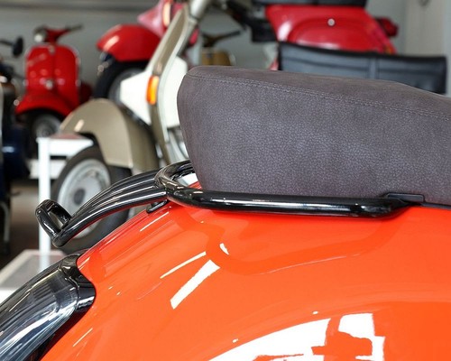 Porte bagage arrière MOTO NOSTRA noir brillant avec poignée passager pour Vespa GTV, GTS - Photo 4/5