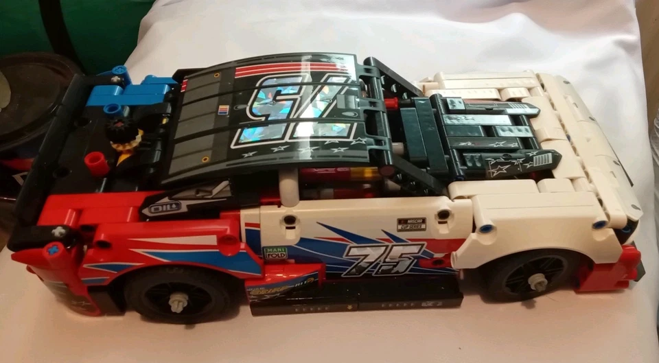 LEGO Technic 42153 NASCAR Next Gen Chevrolet Camaro ZL1, photo 4 of 5