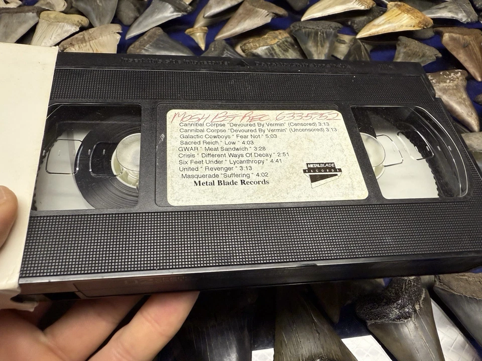 PROMO METAL BLADE RECORDS VHS CANNIBAL CORPSE GWAR SIX FEET UNDER CRISIS + - Imagem 4 de 4