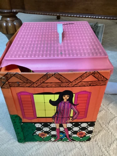 VTG Barbie’s New Family House by Mattel 1968 with ORIGINAL TAG no Furniture