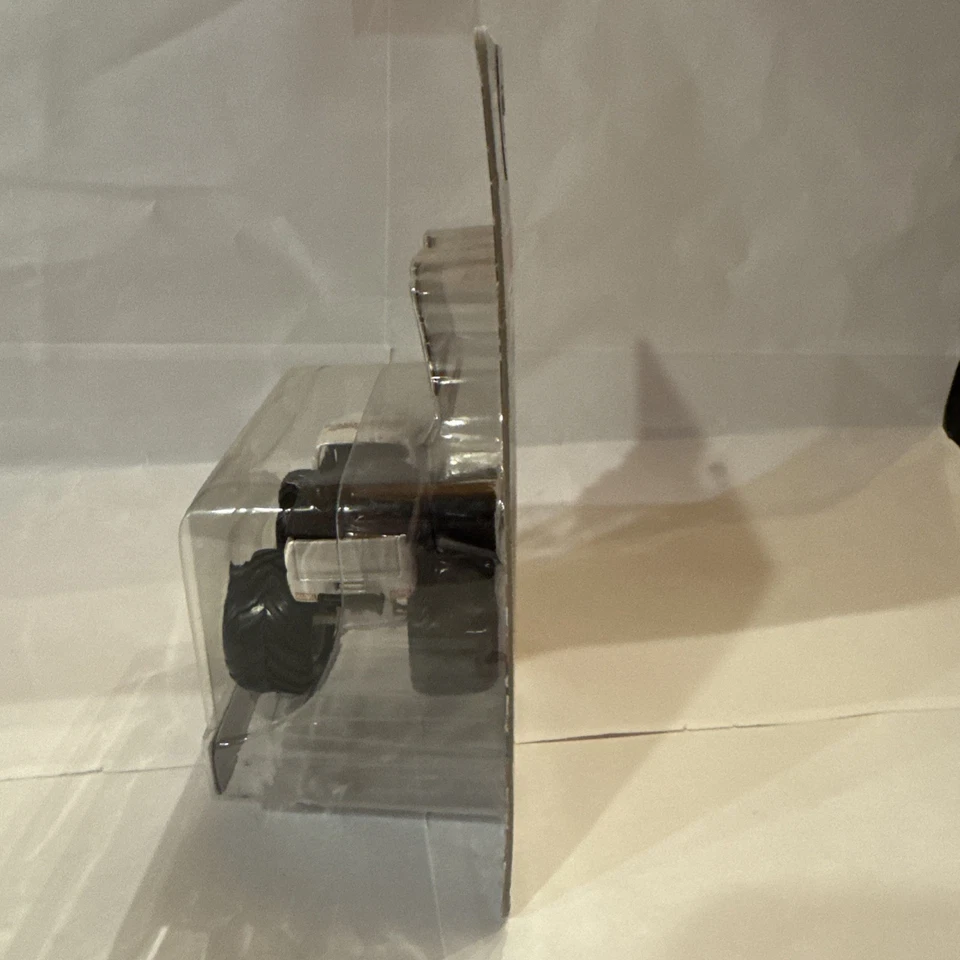 2004 Muscle Machines M064-05-05 Captain America Monster Truck 1:64 NIB - Image 4 of 4