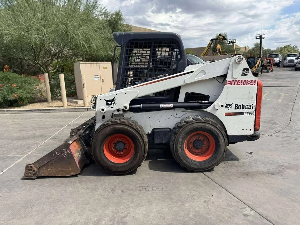 Minicargadora Bobcat T630 2015 3000 horas/74 HP diésel/2 velocidades/control manual Foto 2 de 4
