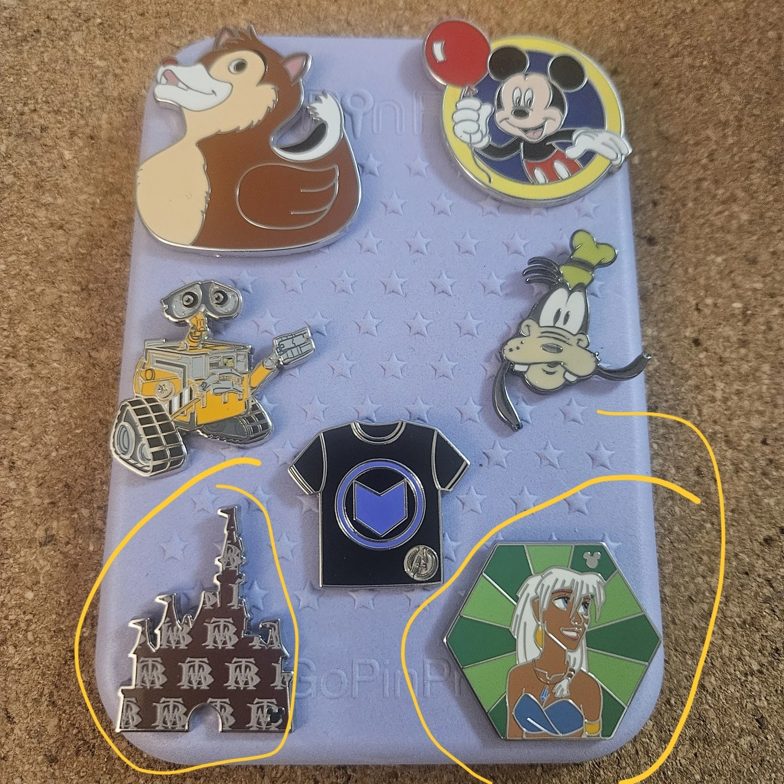 Disney 7-pin trading pack with pin board. With Wave A !!!!!