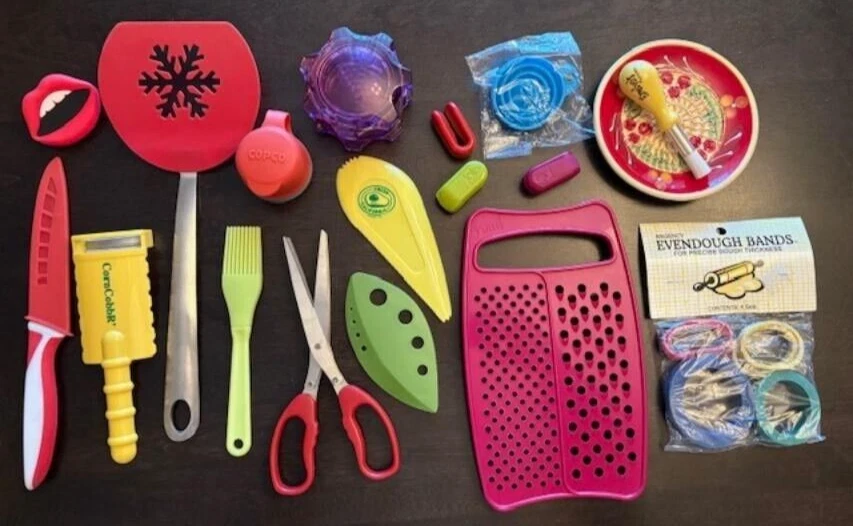 18 Kitchen Utensils Herb scissors stripper garlic grater clips dough bands etc.
Opens in a new windo