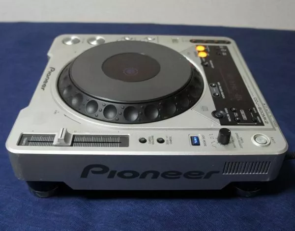 Pioneer CDJ-800MK2 CD/Digital Media Player DJ Working