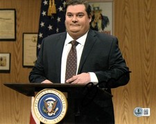 Bobby Moynihan Signed Autographed 8X10 Photo SNL President Podium BAS BP10329