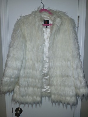 Perfect for any occasion, this coat adds a touch of luxury to your wardrobe