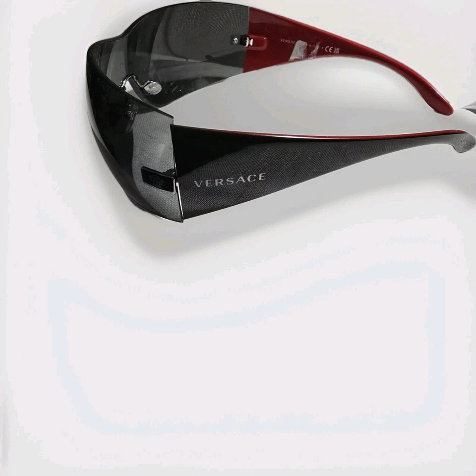 Óculos de sol Versace 2054 100187 preto vermelho cinza escudo - Imagem 2 de 4