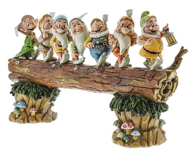 Schneewittchen Die sieben Zwerge am Stamm