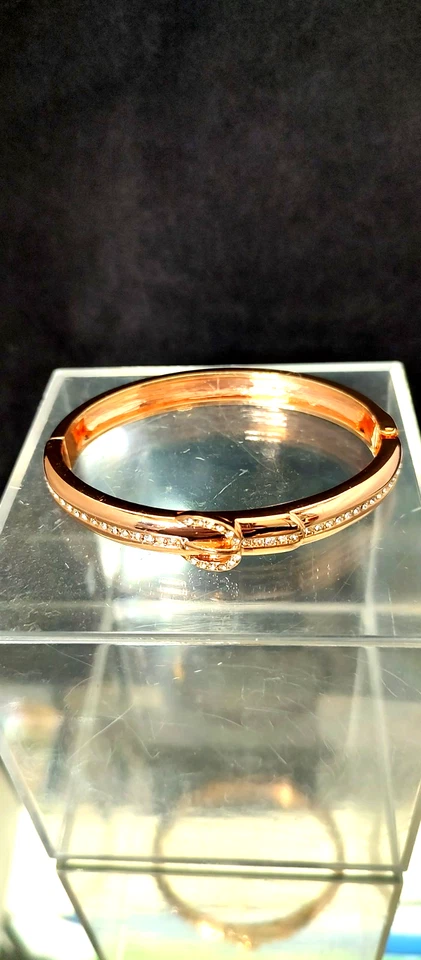 Pulsera color oro rosa hebilla pedrería NRT firmada cierre de 2,5 pulgadas de diámetro Foto 3 de 4