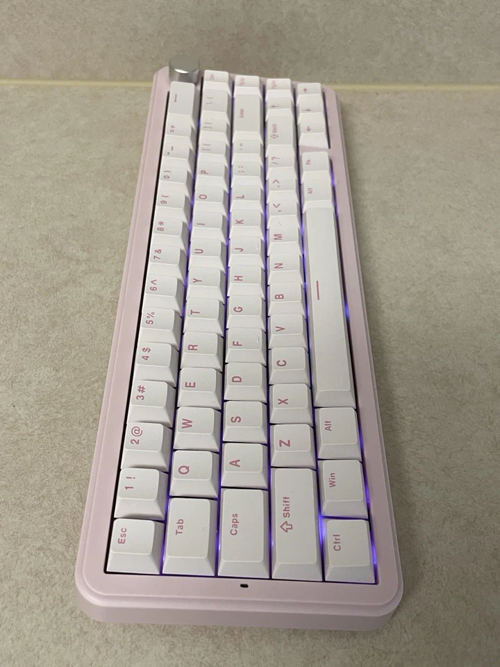 Yunzii B68 Pink Tri-Mode BT5.0/2.4GHz/USB-C Backlit Wireless Mechanical Keyboard - Image 3 of 4