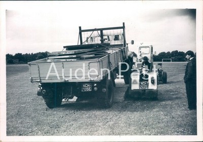 LKW Traktor Beladung 60er Jahre Schnappschuss Foto UK Bauernhof Industrie Szene