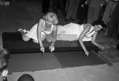 MARILYN MONROE & JANE RUSSELL HANDPRINTS GRAUMAN'S THEATER 13X19 PHOTO