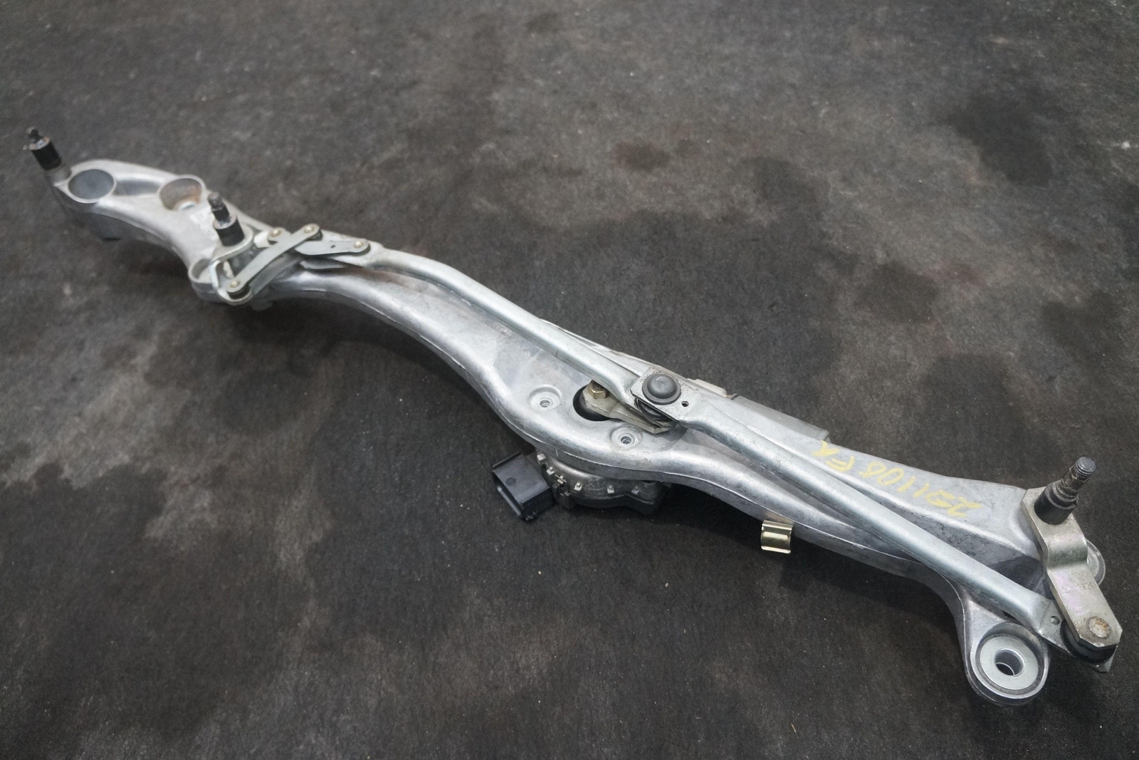 Front Windshield Wiper Motor Linkage 61617152536 OEM Rolls Royce Phantom 2004