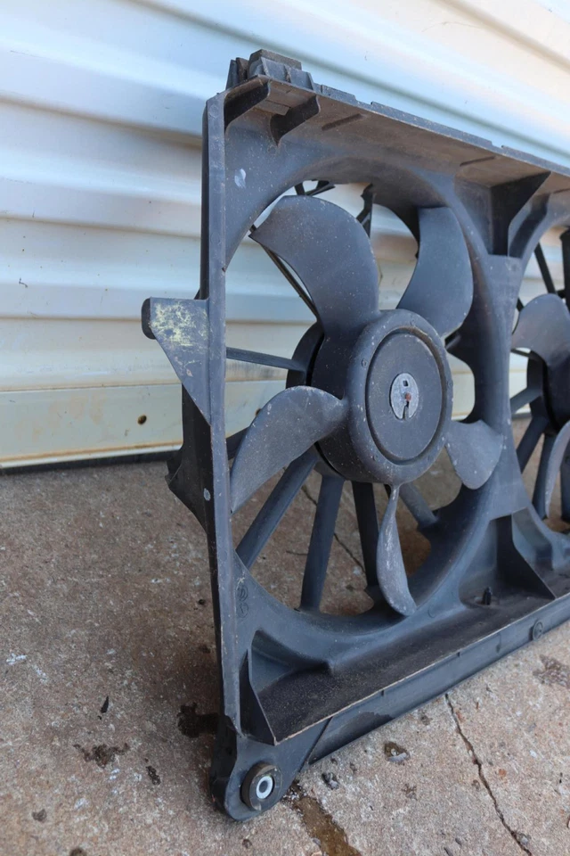 GMC Yukon XL 1500 2007-2012 6,2 L conjunto de ventilador de refrigeración Enigne 700 vatios OEM Foto 2 de 4