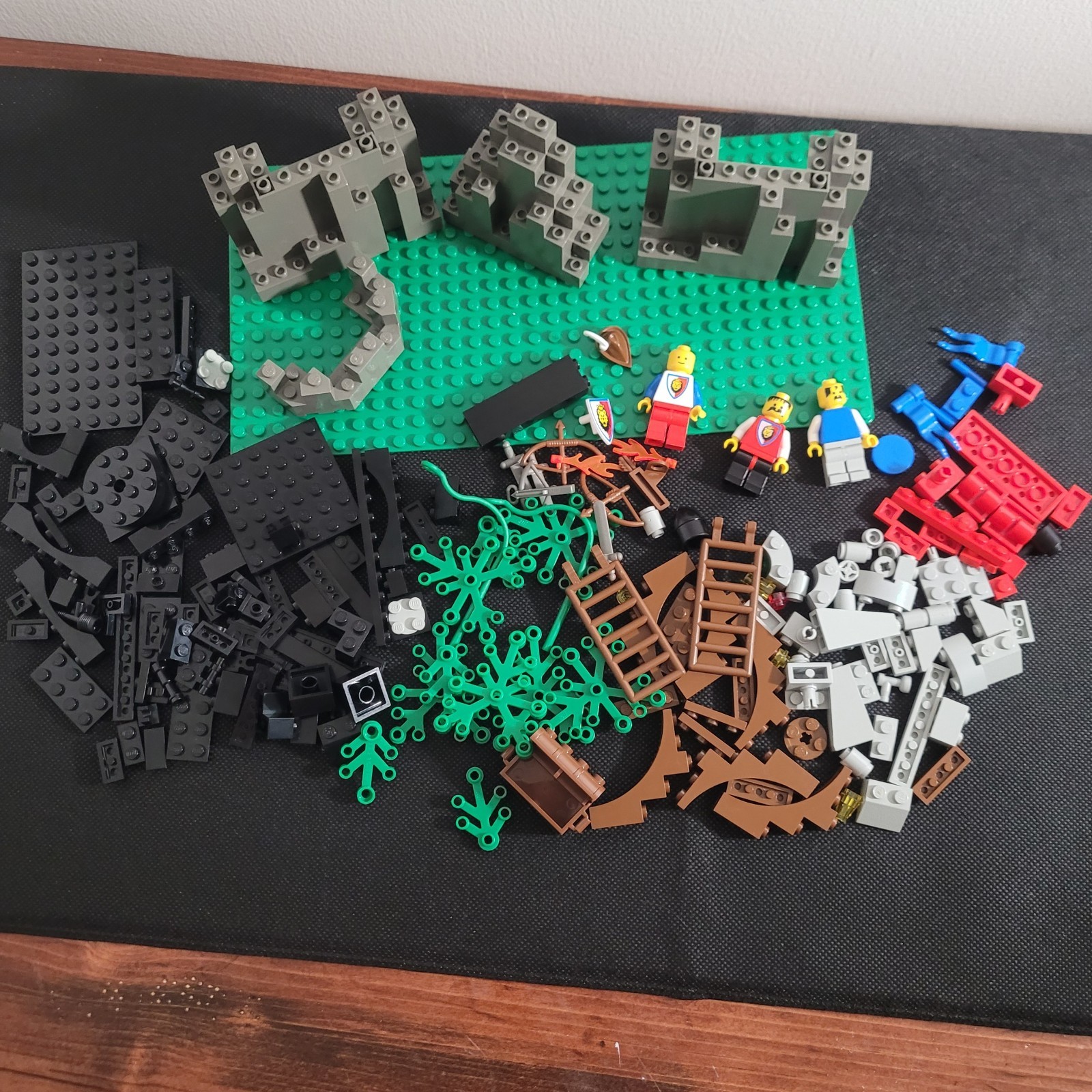 LEGO 6046 Hemlock Stronghold Castle Dark Forest 95% Complete W/ 2 Minifigures