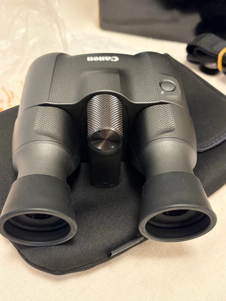 Canon 10x20 IS Image Stabilizer Binoculars Gray with Case Handheld Stable - Image 3 of 4