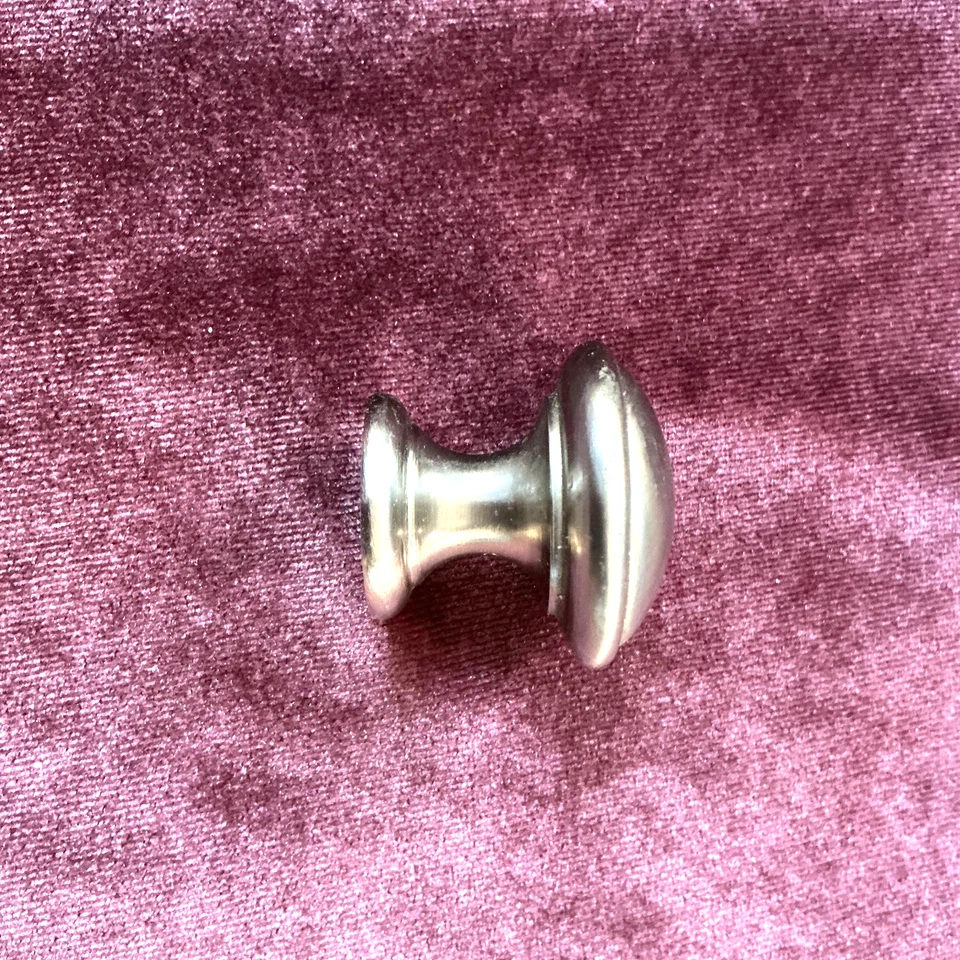 22 PERILLAS SUPERIORES #M1581 -GABINETE - NÍQUEL SATINADO CEPILLADO - 1 1/4" X 1 1/4" (UN LOTE) Foto 3 de 4