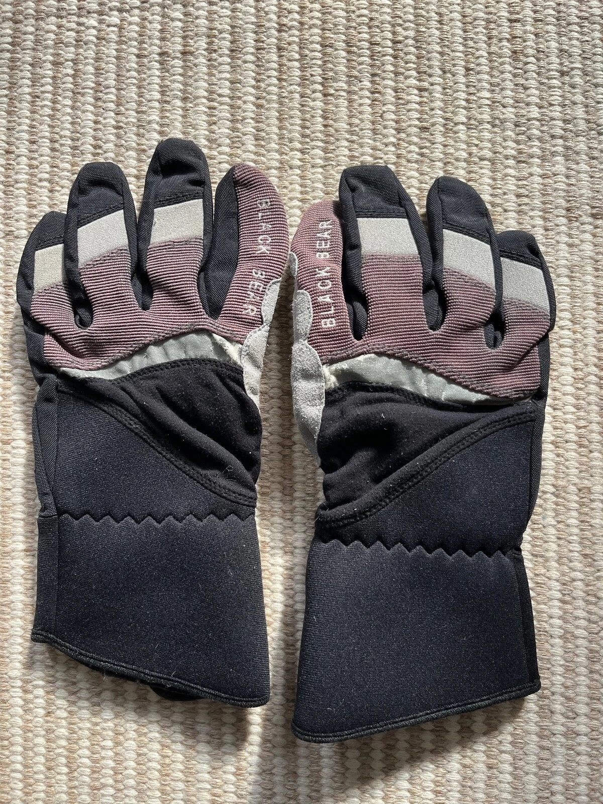 Black Bear Trekking Gloves Women's - Size medium
Opens in a new window or tab
