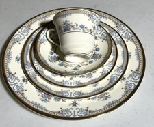 Minton AVONLEA 5 Piece Bone China Place Setting England Mint