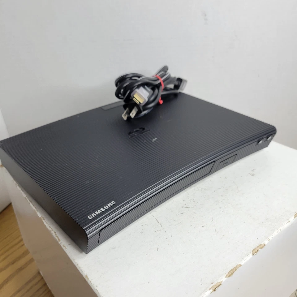 SAMSUNG BD-JM57C Paquete Reproductor Blu-ray con Control Remoto y Cable HDMI Foto 2 de 4